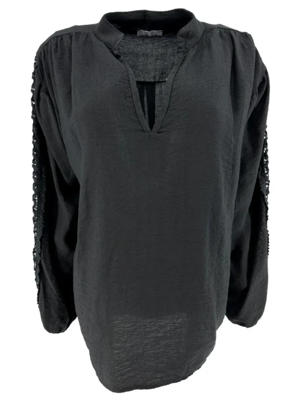 Blouse in linnen-look met circle werking op de mouw zwart