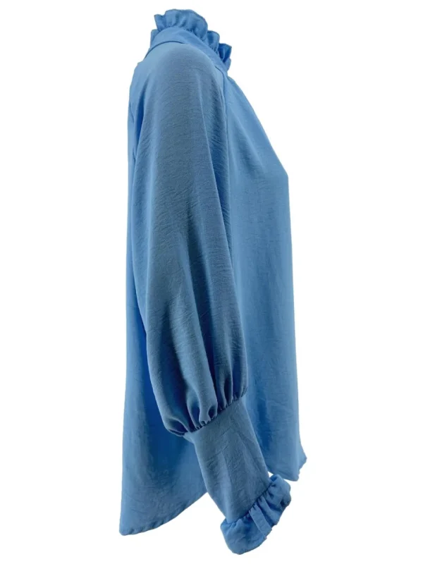 Blouse met ruffle en knoopje in de hals Nicole licht blauw