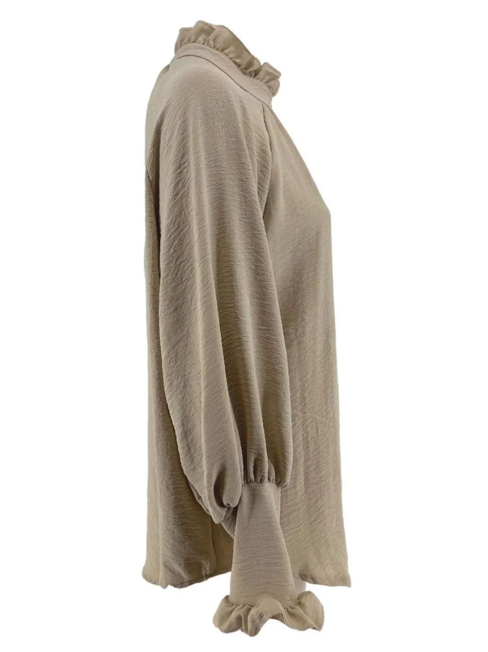 blouse_met_ruffle_en_knoo_1-7.webp Blouse met ruffle en knoopje in de hals Nicole beige