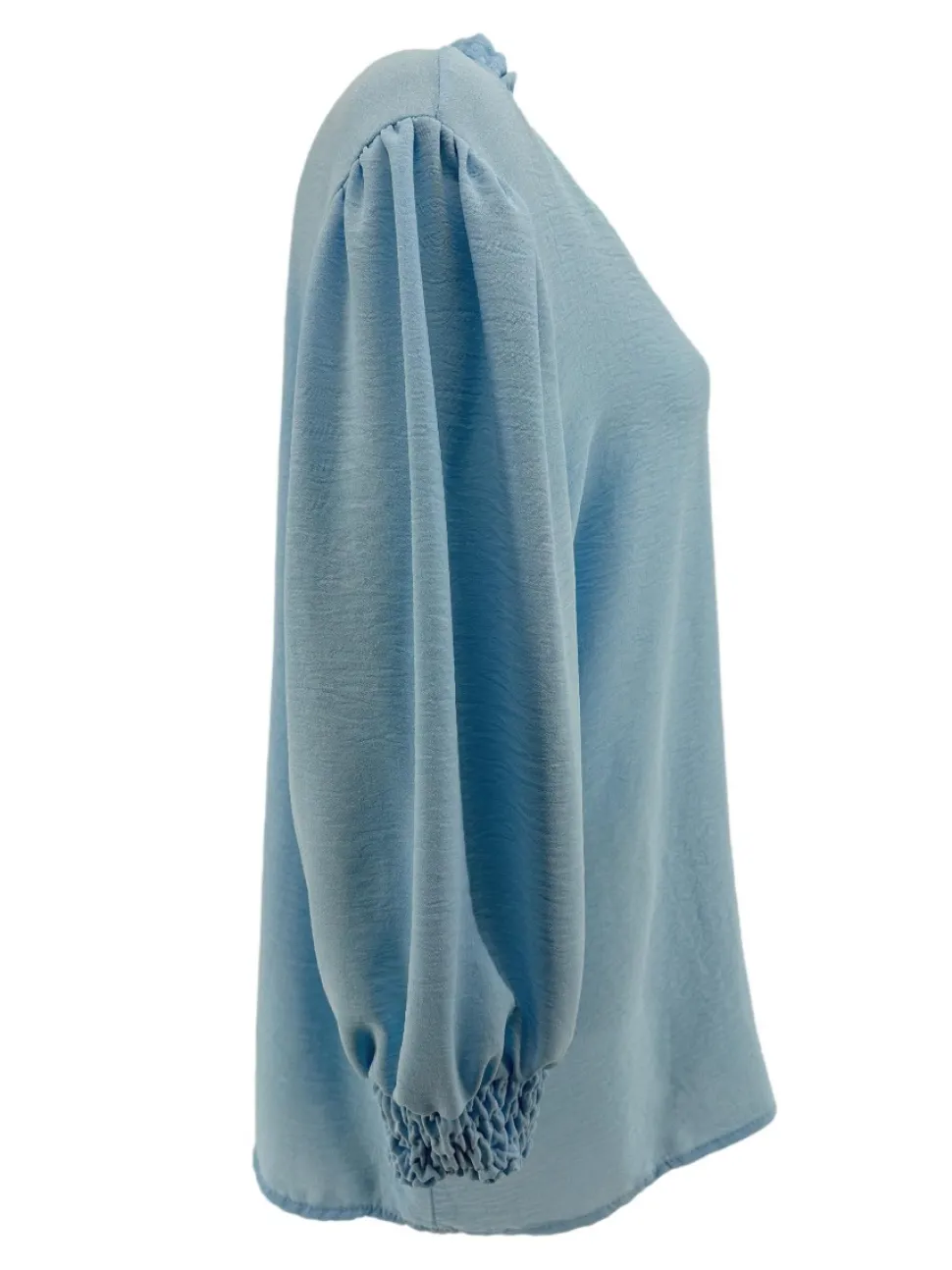 blouse_met_ruffle_en_smoc_1-2.webp Blouse met ruffle en smock aan de mouw Emy licht blauw