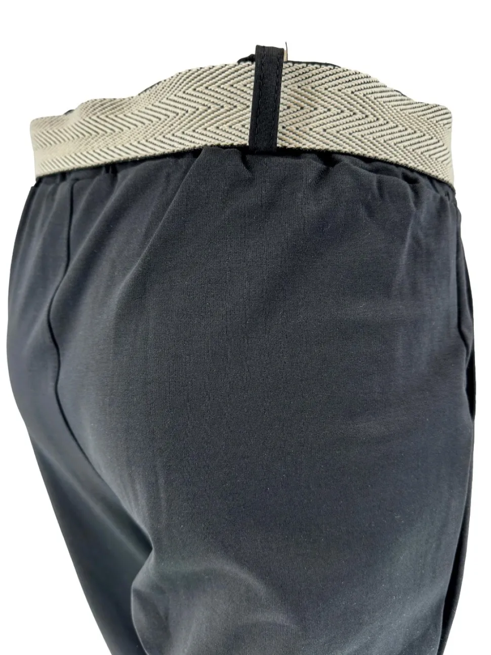 broek_met_band_aan_de_ond_1-4.webp Broek met BAND aan de onderzijde met geweven riem zwart