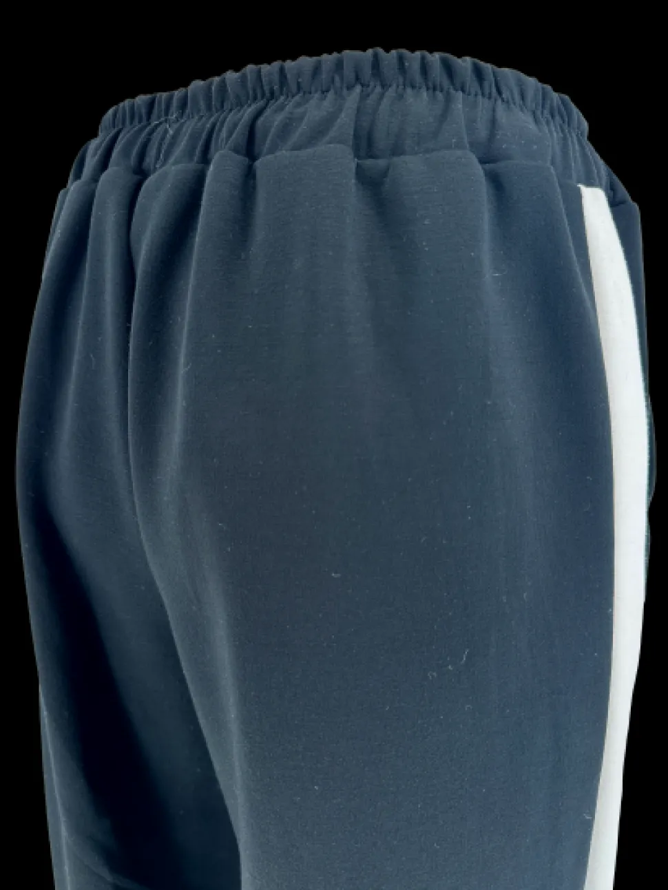 broek_met_elastische_tail_2-2.webp Broek met elastische taille en witte bies lily zwart