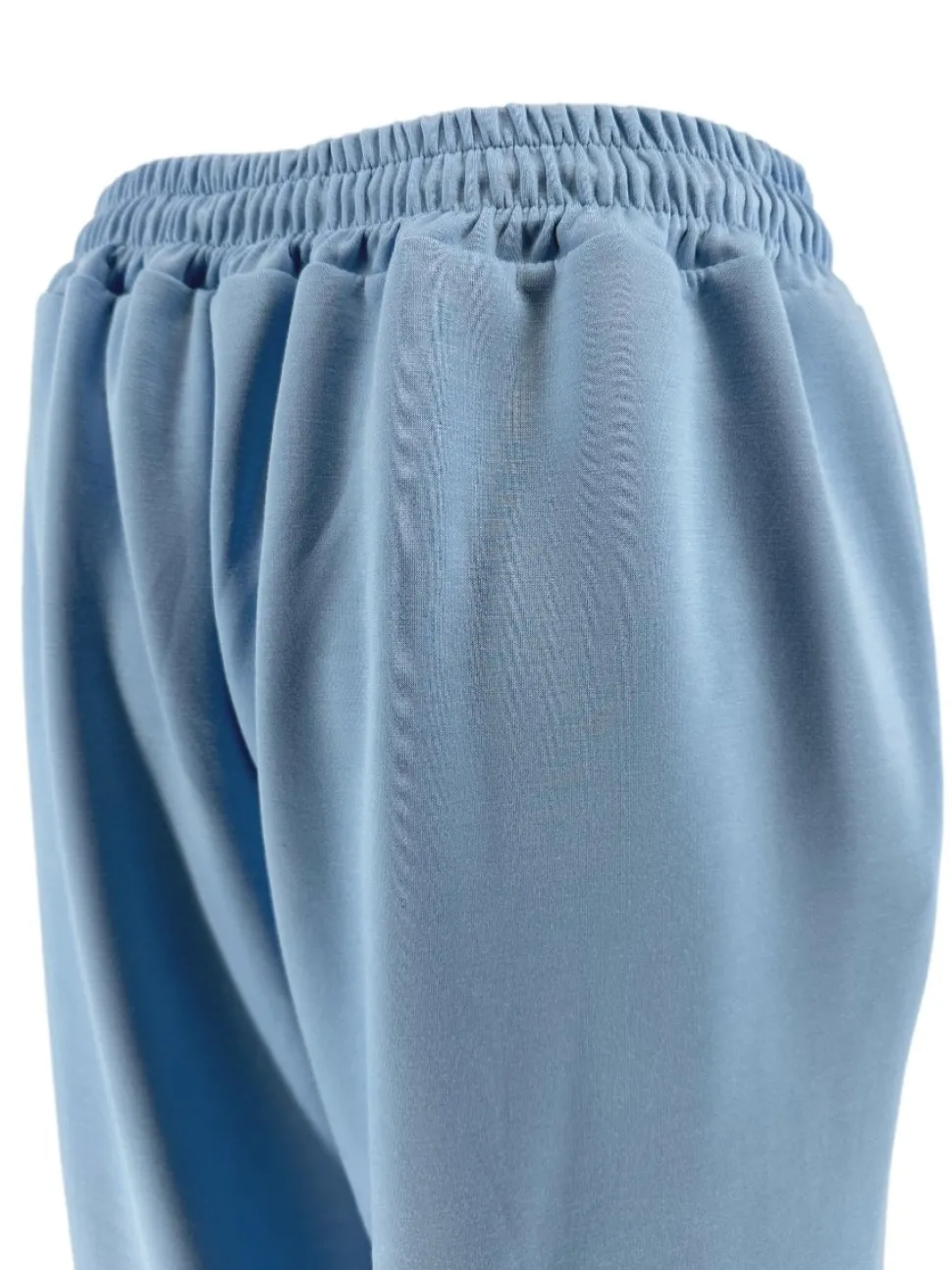 broek_met_rechte_broekspi_1.webp Broek met rechte broekspijp en naad Lizzy licht blauw