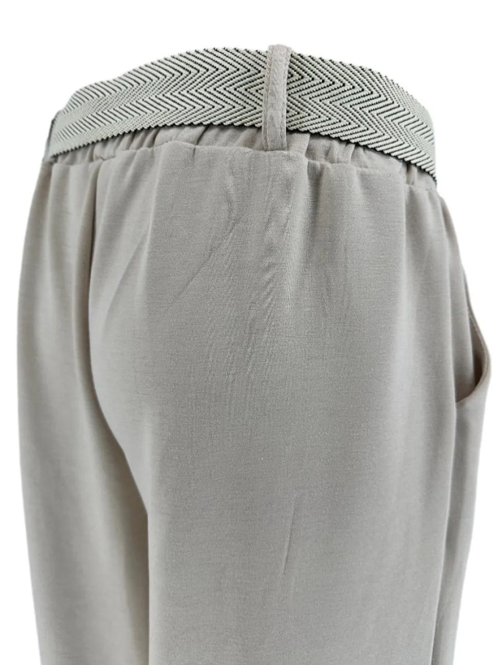 broek_met_riem_en_rechte__1-1.webp Broek met riem en rechte broekspijp Peggy beige