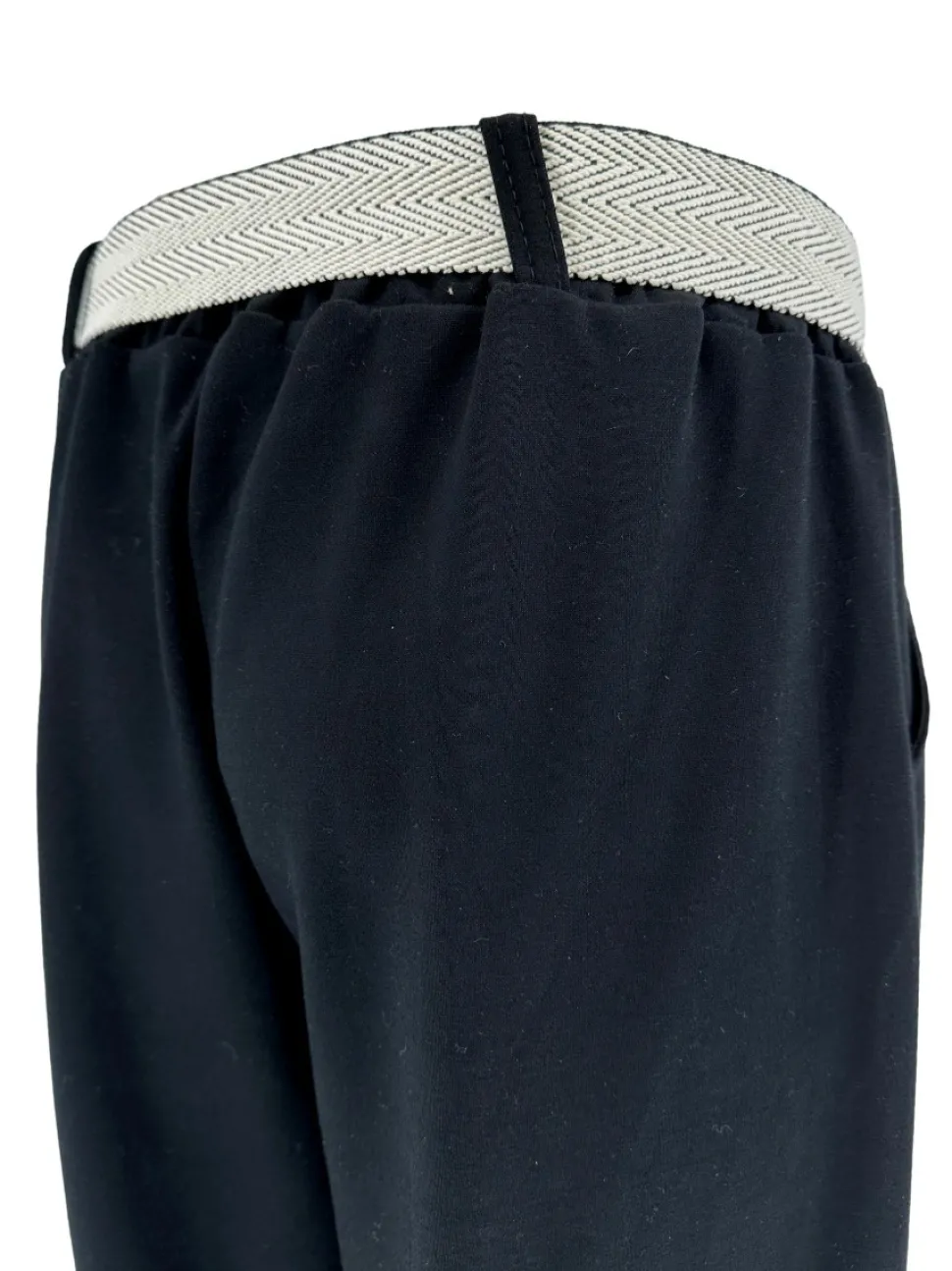 broek_met_riem_en_rechte__1-2.webp Broek met riem en rechte broekspijp Peggy zwart