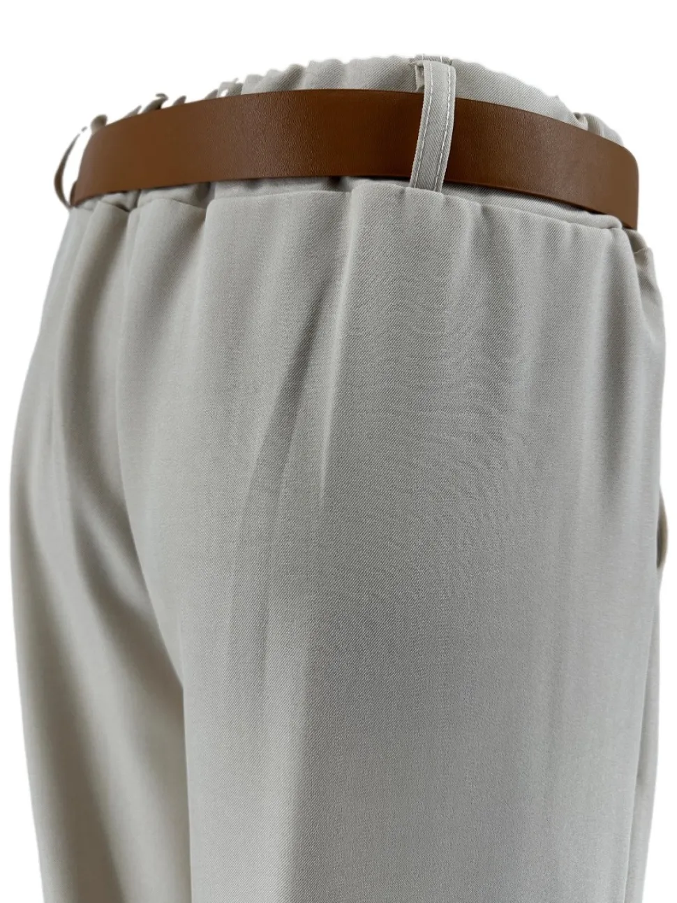 broek_met_wijde_broekspij_1-1.webp Broek met wijde broekspijp en riem Kiki beige