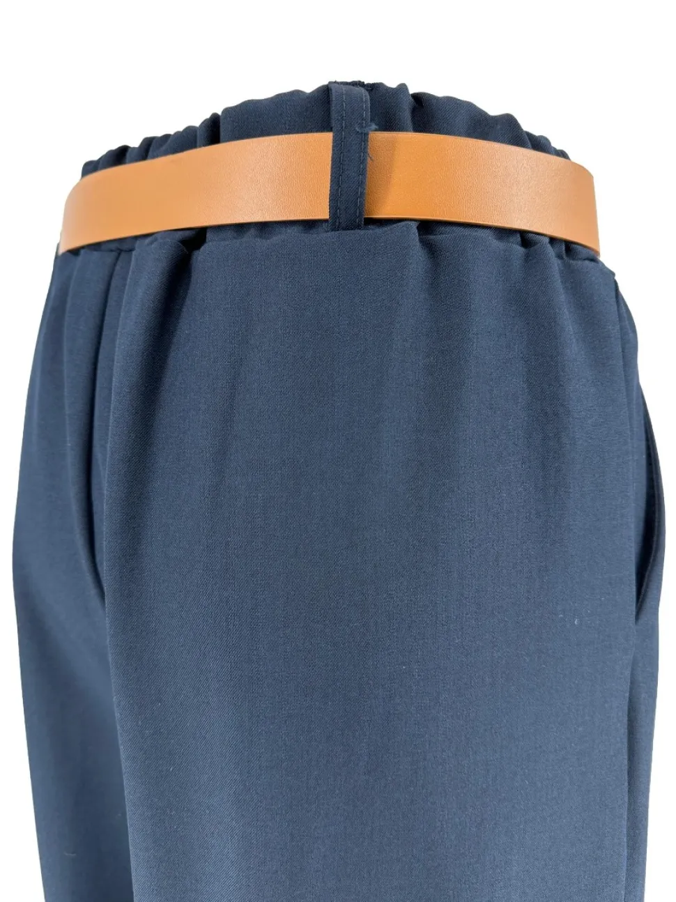 broek_met_wijde_broekspij_1-3.webp Broek met wijde broekspijp en riem Kiki donker blauw