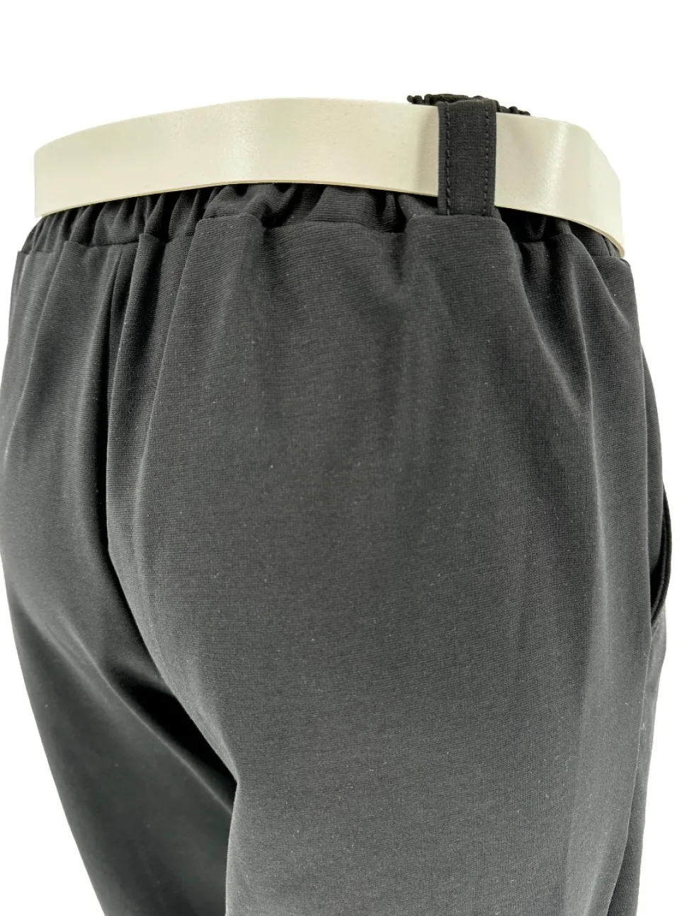 broek_met_zakken_en_goude_1-3.webp Broek met zakken en gouden details met RIEM circle zwart