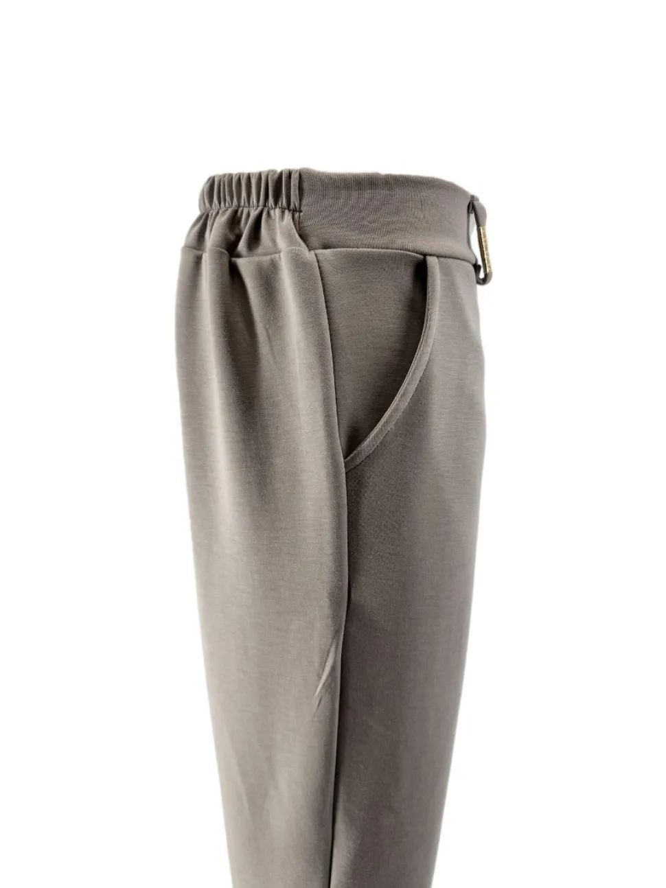 broek_met_zakken_en_goude_1-4.webp Broek met zakken en gouden details taupe.(gts)