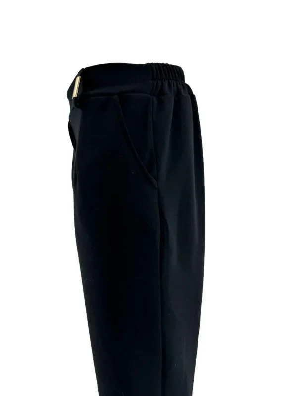 Broek met zakken en gouden details zwart.(gts)