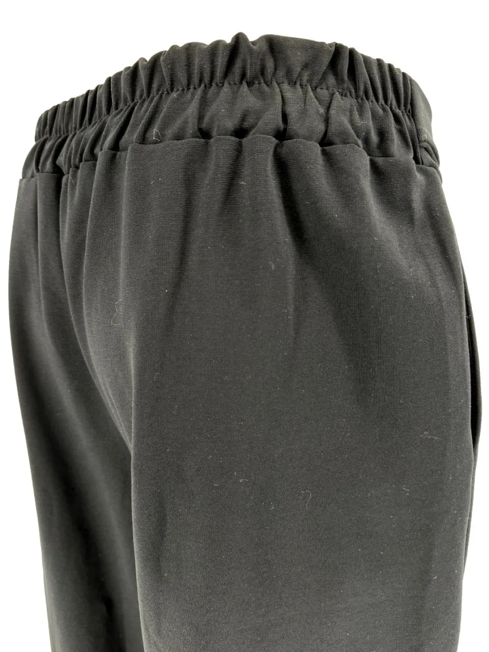 geplooide_broek_met_cross_1-1.webp Geplooide broek met cross-over zwart