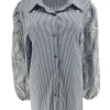 Gestreepte blouse met borduursels op de mouw blauw