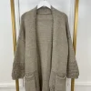 Grof gebreid vest met zakken en patroon op de mouw taupe