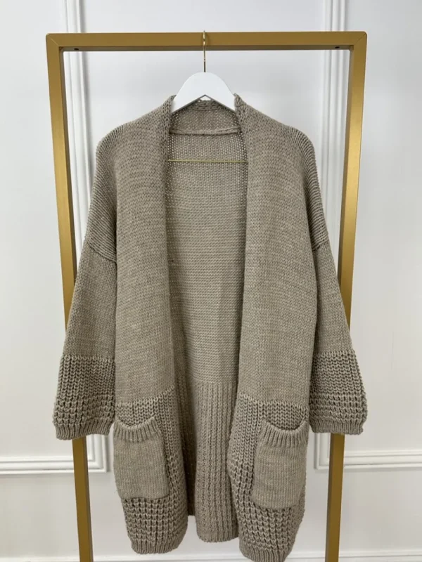 Grof gebreid vest met zakken en patroon op de mouw taupe