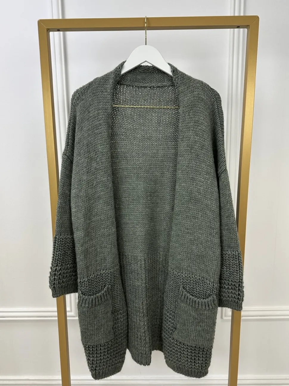 grof_gebreid_vest_met_zak_0-5.webp Grof gebreid vest met zakken en patroon op de mouw oud groen