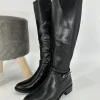 Hoge leather-look laars met riempje zwart (SP296). SALE