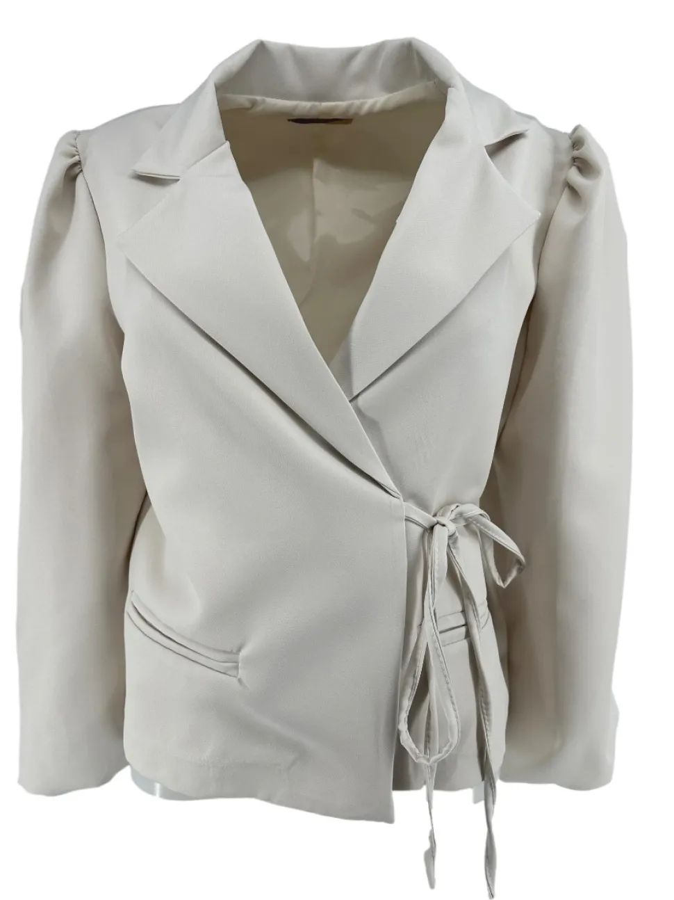 kortere_blazer_met_strik__0-3.webp KORTERE blazer met strik aan de zijkant Mare beige