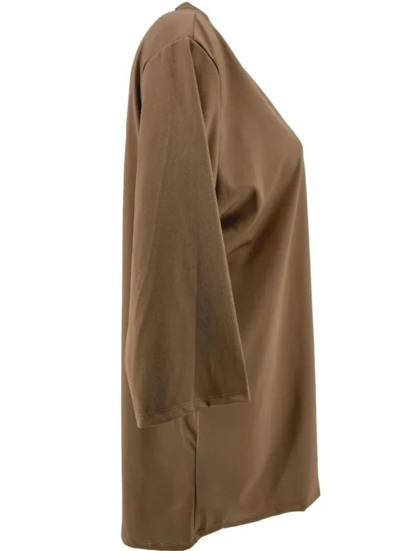 Oversized basic travel shirt met V-hals en 3/4 mouw camel.SALE