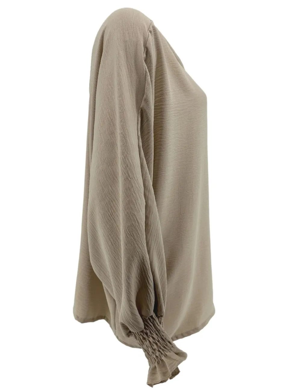 oversized_blouse_met_vlee_1.webp Oversized blouse met vleermuis mouw en smock mouw Gaby beige