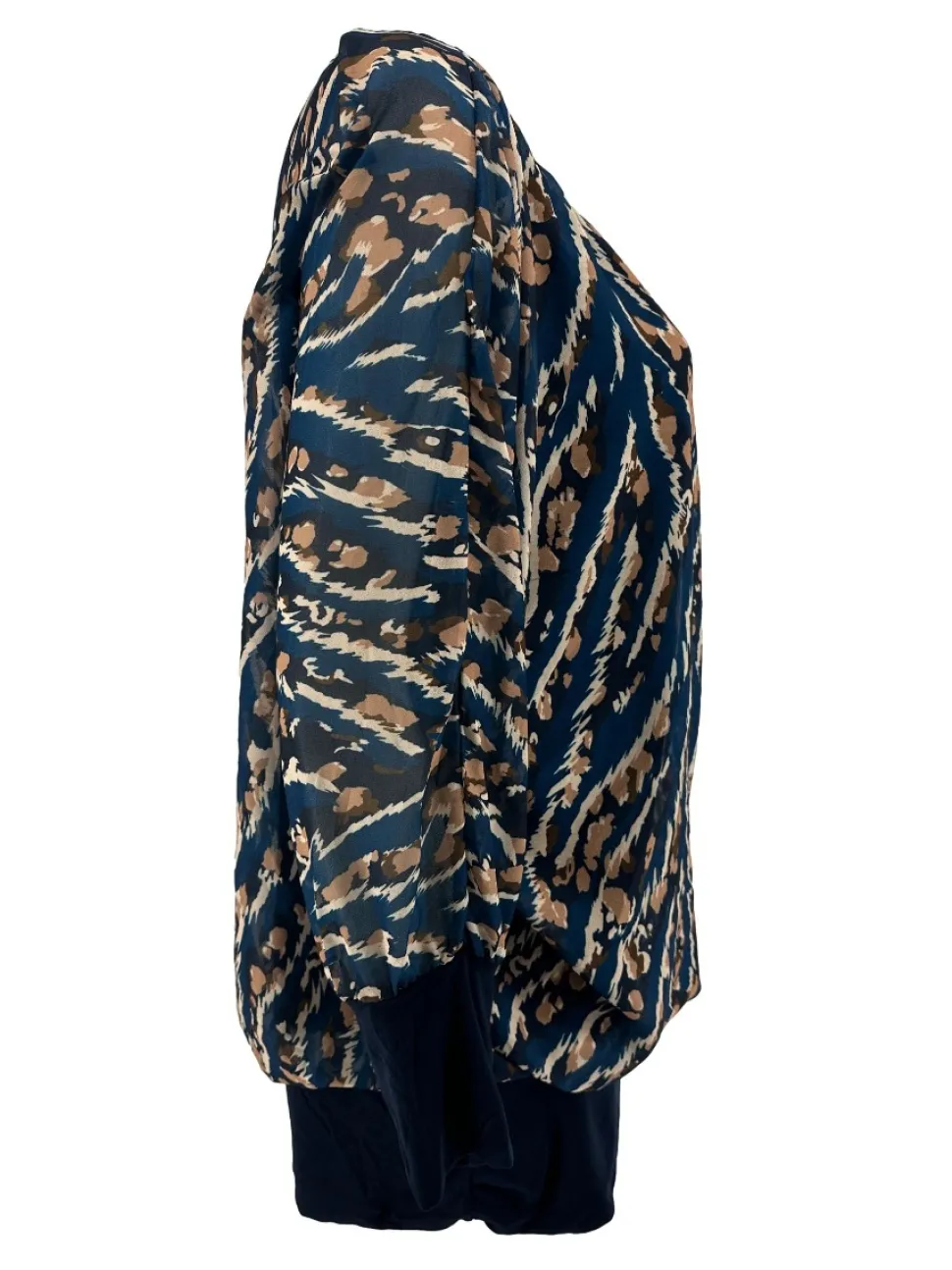 plus_blouse_brede_boord_l_1-13.webp PLUS Blouse brede boord lange mouw Iris striped animal donker blauw