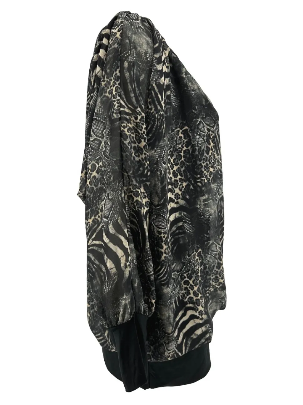 plus_blouse_brede_boord_l_1-4.webp PLUS Blouse brede boord lange mouw Iris snake zwart