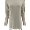 Poncho trui met franjes en RONDE knopen op de schouder creme