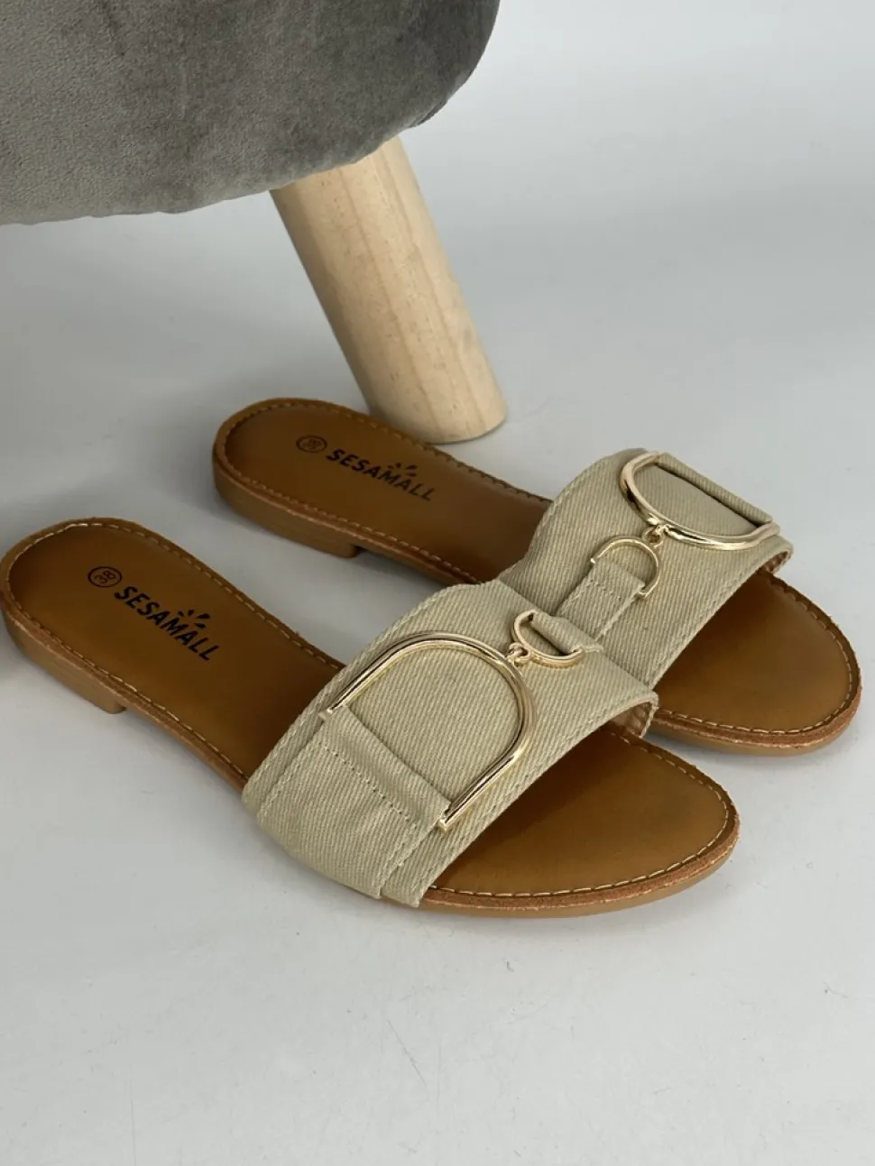 slipper_met_gouden_gesp_b_0.webp Slipper met gouden gesp beige ( 636-01 ) (K) (TKD) SALE