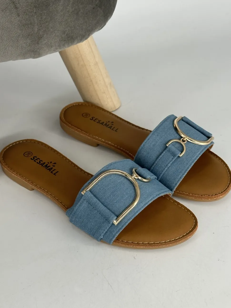 slipper_met_gouden_gesp_l_0.webp Slipper met gouden gesp light denim ( 636-01 ) (K) (TKD) SALE
