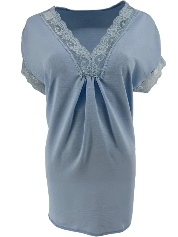 Top met kanten v-hals en mouw Trix licht blauw