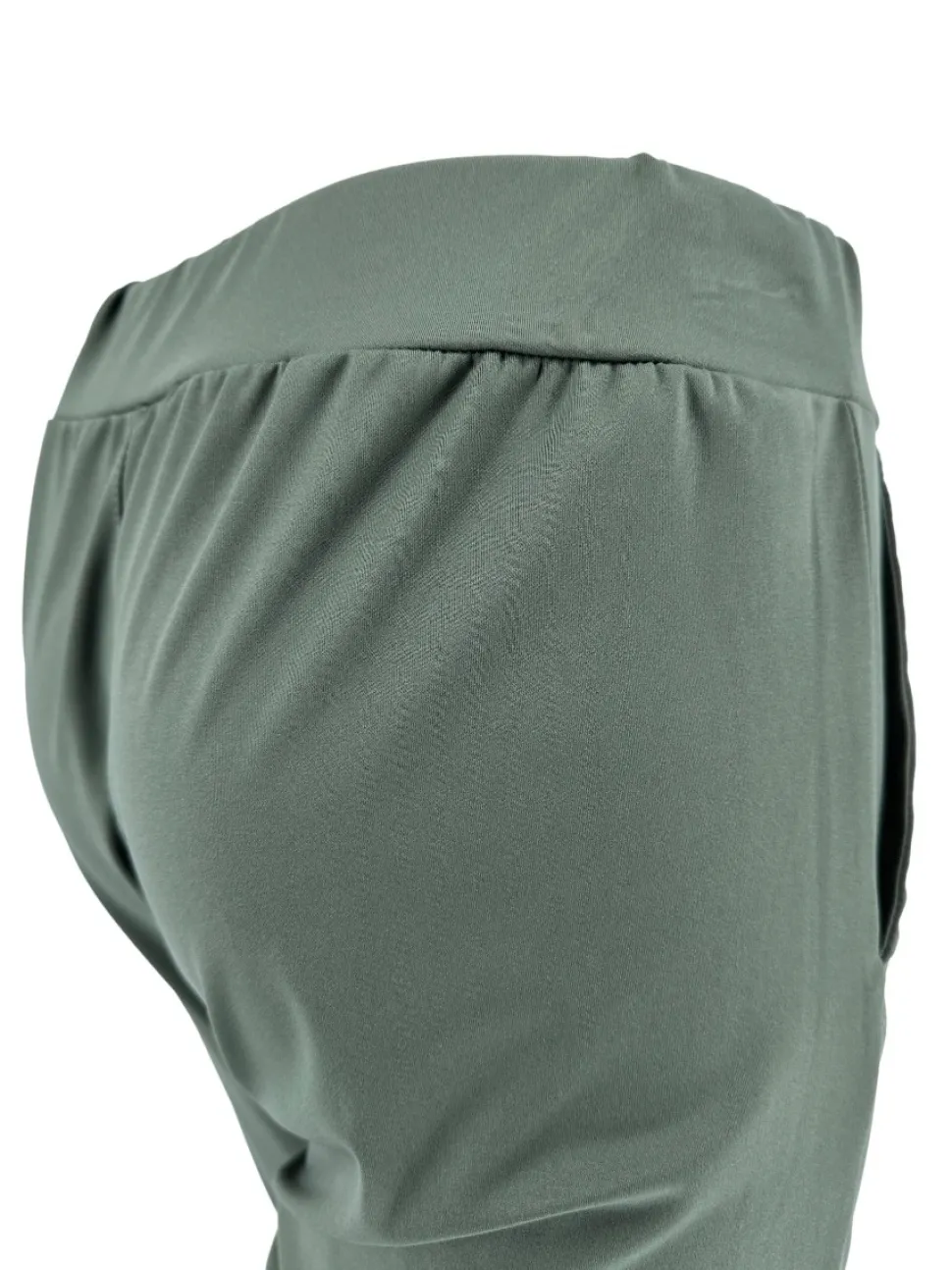 travelstof_broek_met_naad_1.webp Travelstof broek met NAAD aan de voorzijde Bobbie army.(bft)