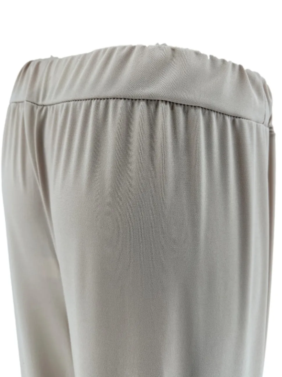 travelstof_broek_met_rech_1-1.webp Travelstof broek met rechte broekspijp beige