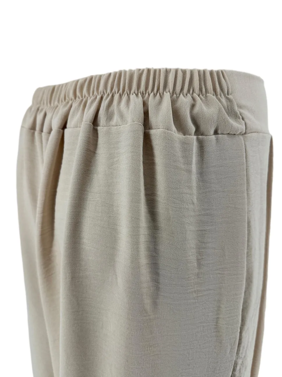 uitlopende_broek_met_knoo_1.webp Uitlopende broek met knoopjes op de plooi beige